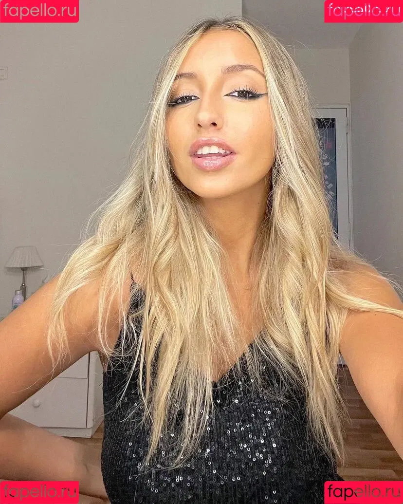 BustyAna Onlyfans Photo Gallery 