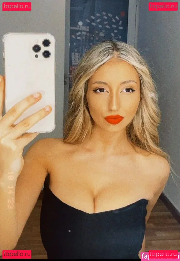 BustyAna Onlyfans Photo Gallery 