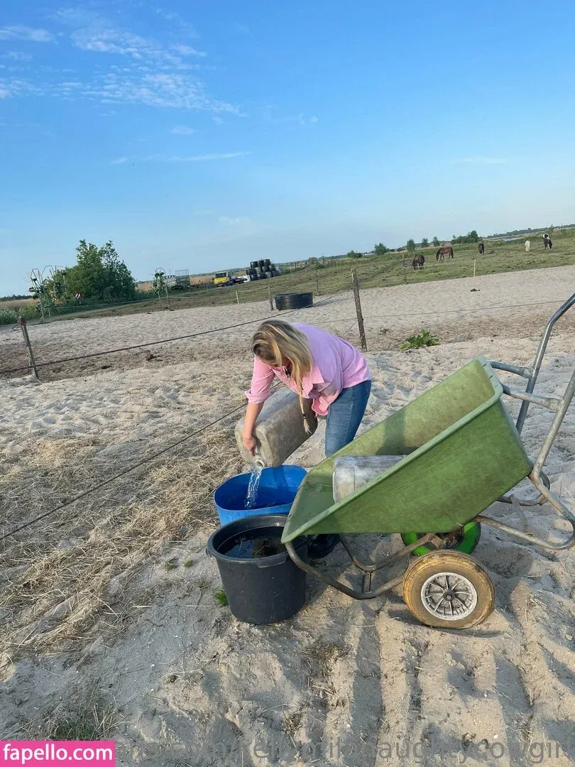 kellymilanaughtycowgirl Onlyfans Photo Gallery 