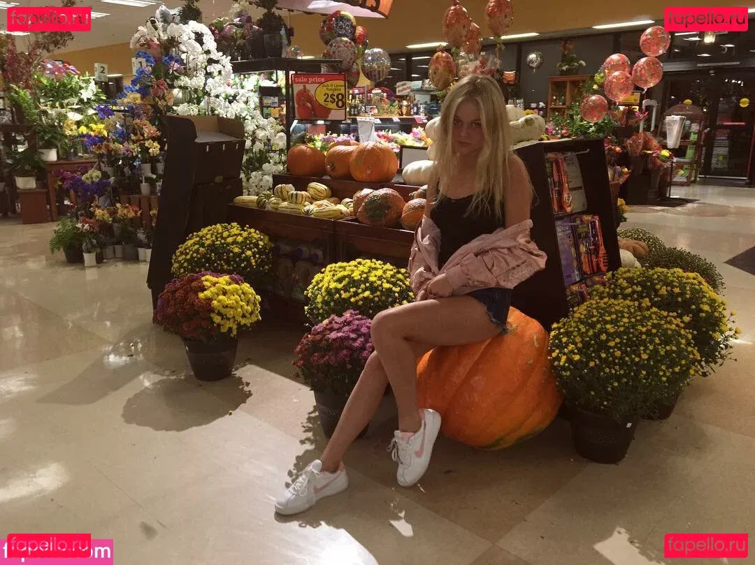 Emily Lind Onlyfans Photo Gallery 