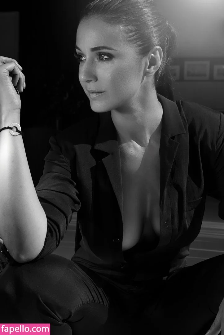 Emmanuelle Chriqui Onlyfans Photo Gallery 