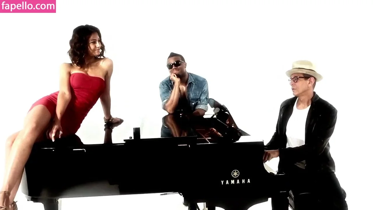 Emmanuelle Chriqui Onlyfans Photo Gallery 