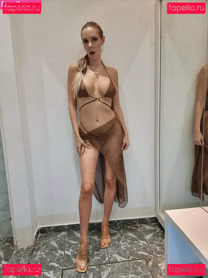 Florane Russell Onlyfans Photo Gallery 