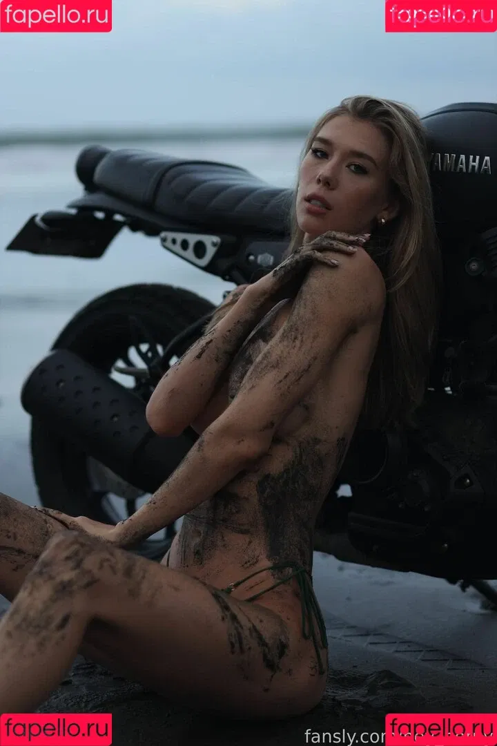 Heyhorny Mira Onlyfans Photo Gallery 