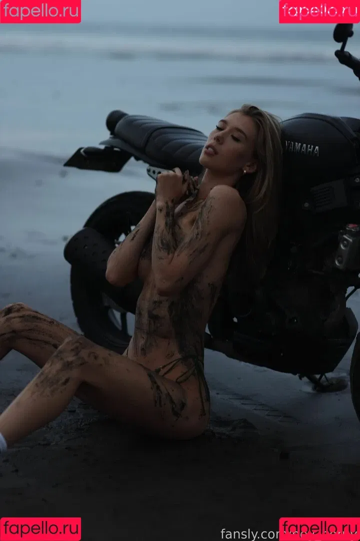 Heyhorny Mira Onlyfans Photo Gallery 