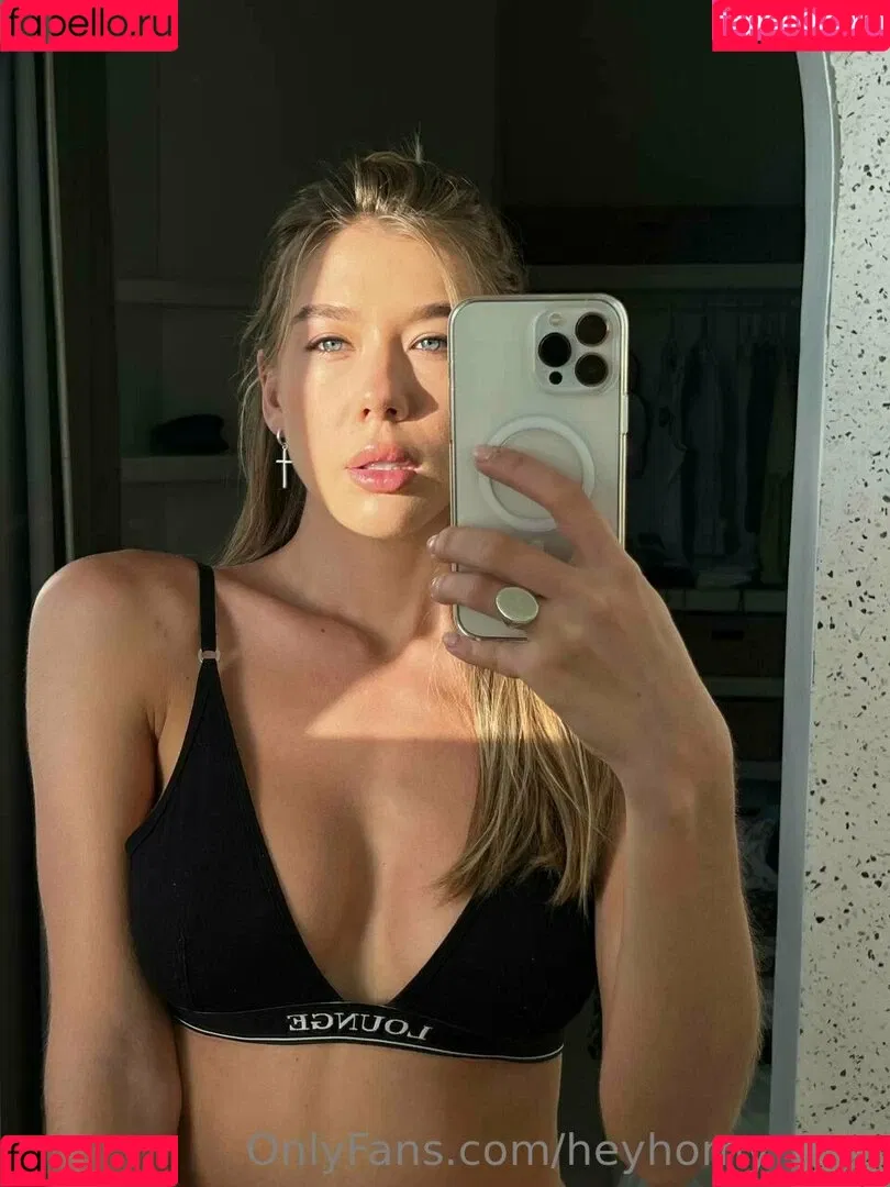 Heyhorny Mira Onlyfans Photo Gallery 