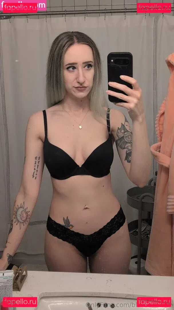 blamevalerie Onlyfans Photo Gallery 