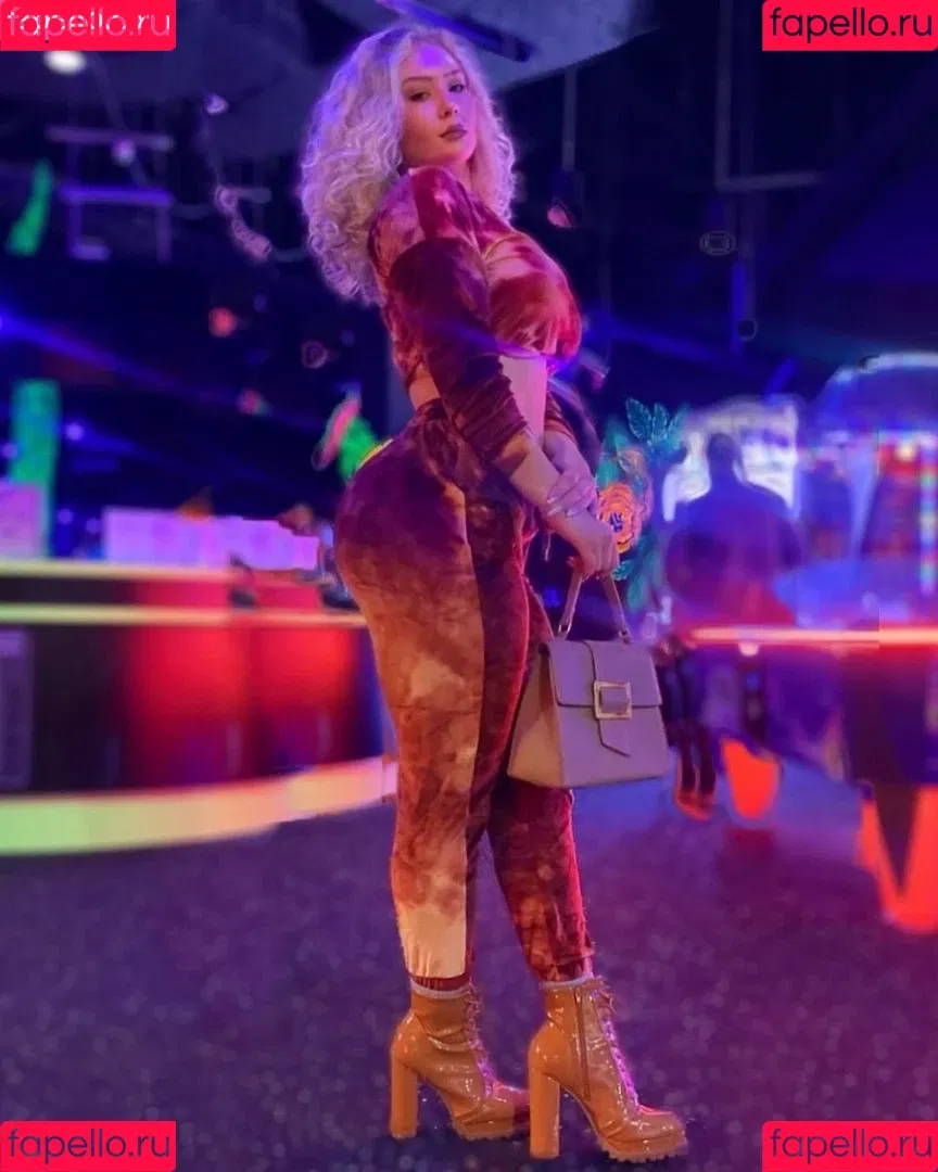 Nikkita Lyons Onlyfans Photo Gallery 