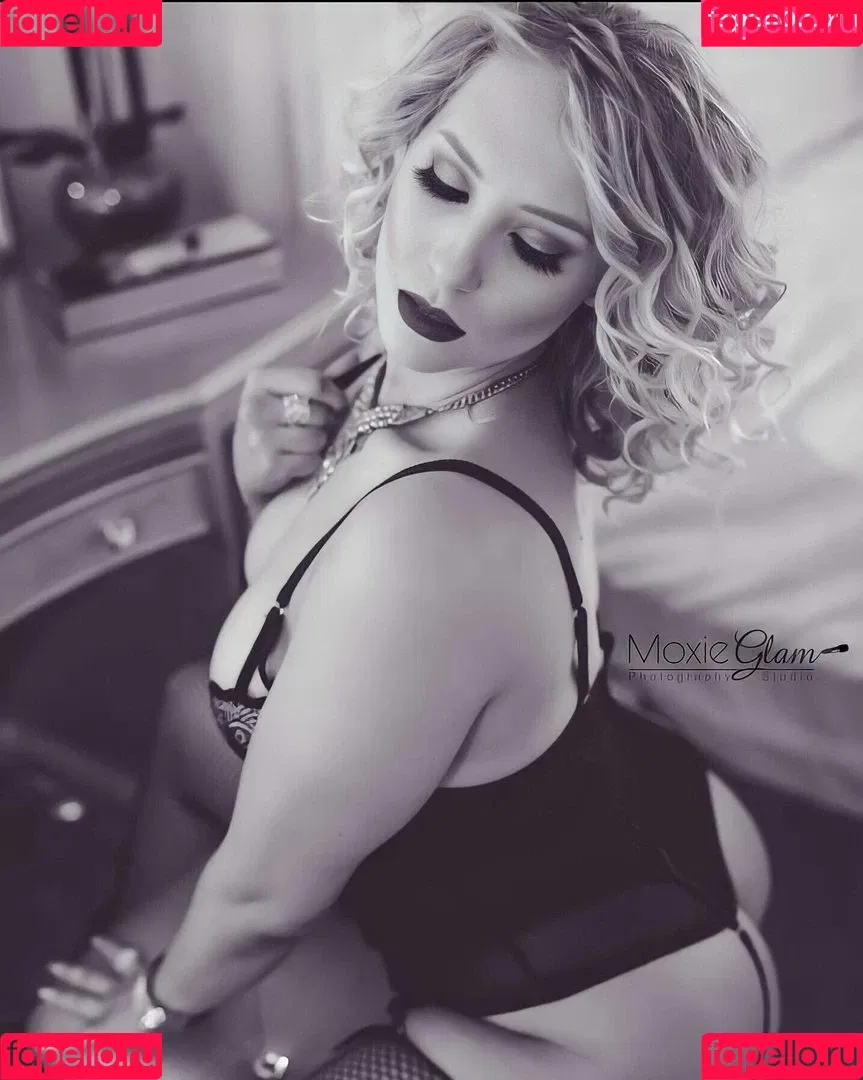 Nikkita Lyons Onlyfans Photo Gallery 