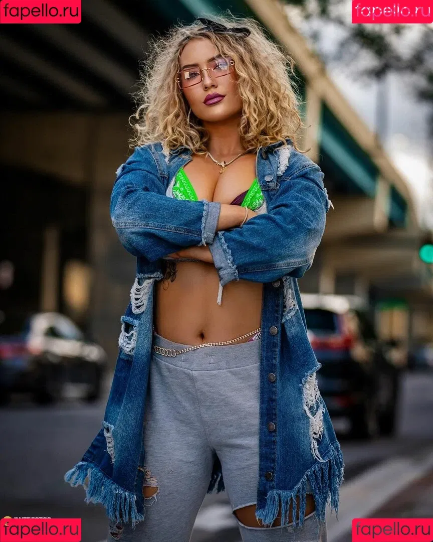 Nikkita Lyons Onlyfans Photo Gallery 