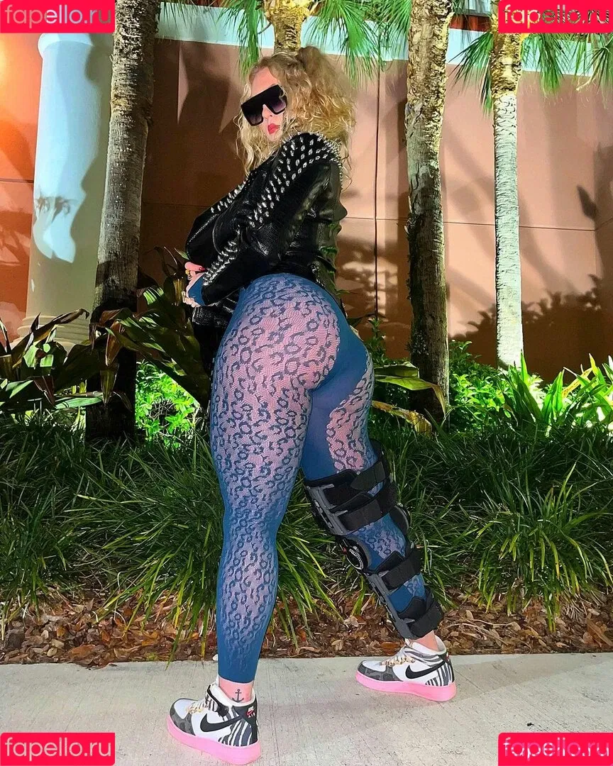 Nikkita Lyons Onlyfans Photo Gallery 