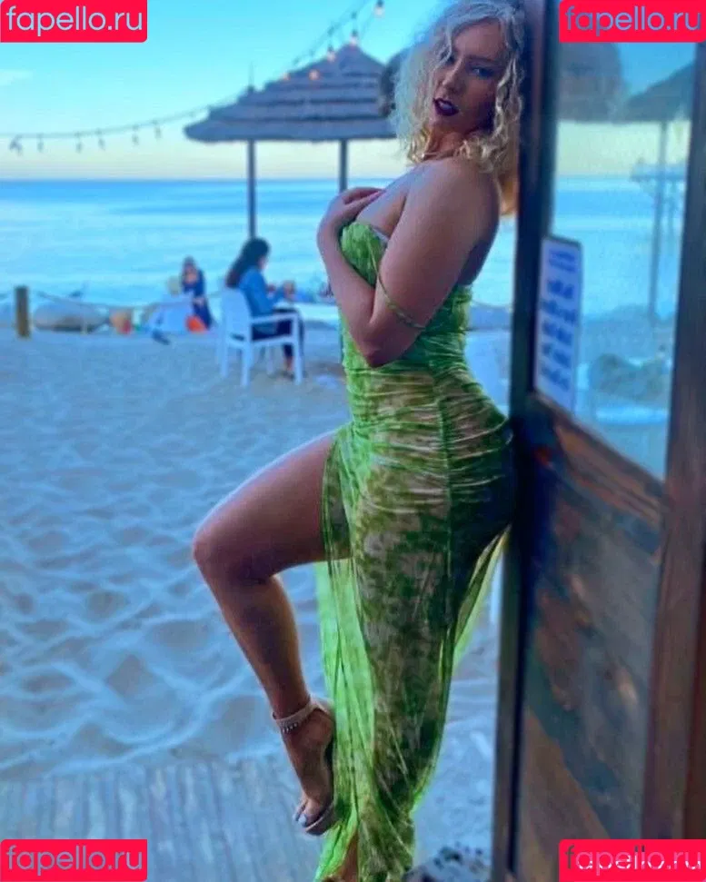 Nikkita Lyons Onlyfans Photo Gallery 