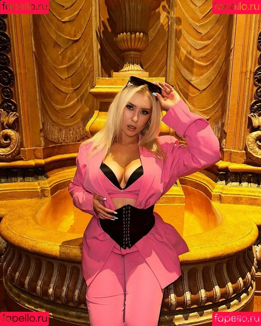 Nikkita Lyons Onlyfans Photo Gallery 