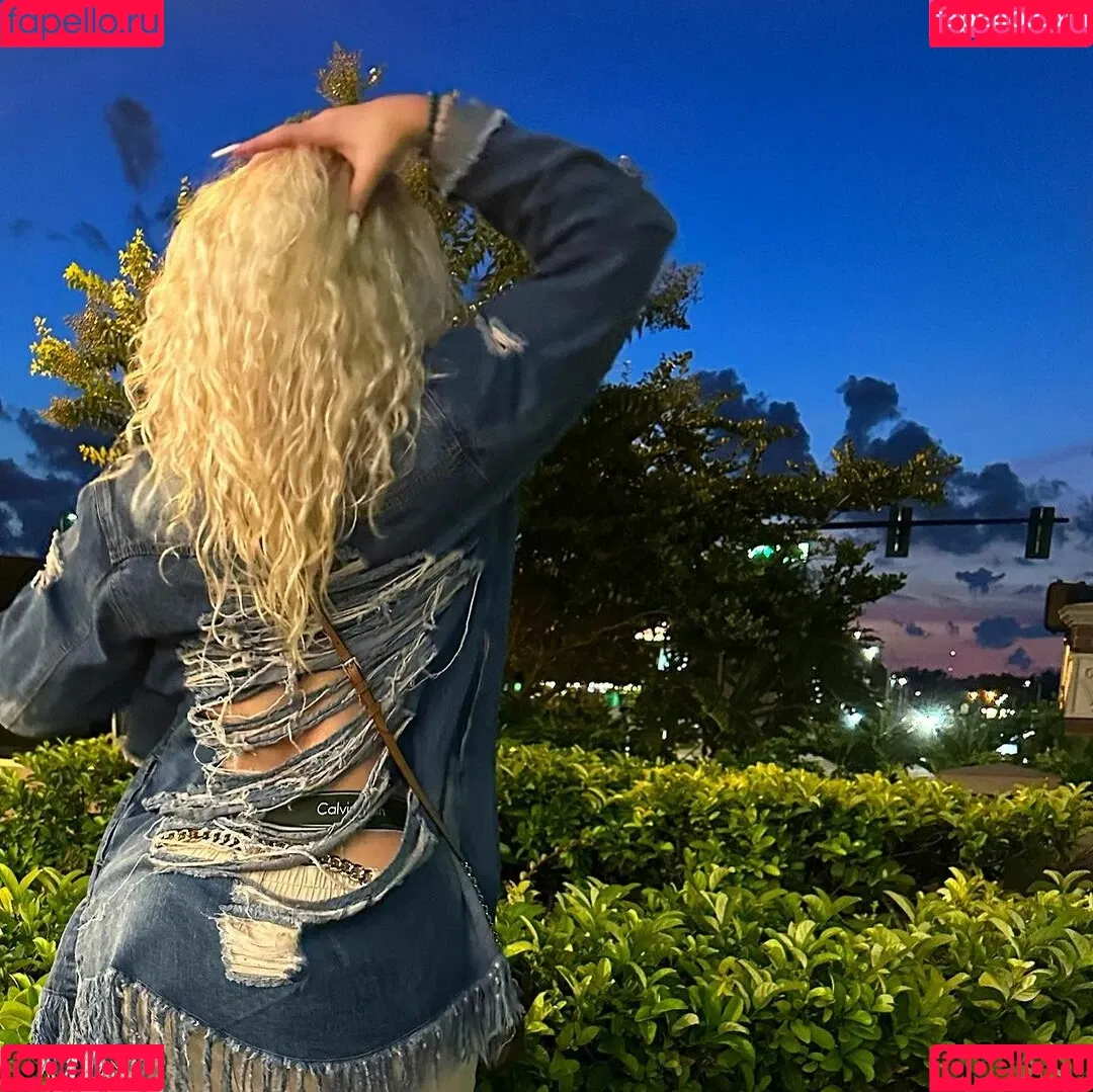 Nikkita Lyons Onlyfans Photo Gallery 