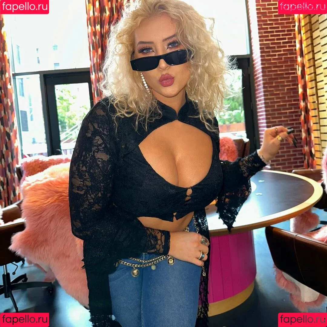 Nikkita Lyons Onlyfans Photo Gallery 