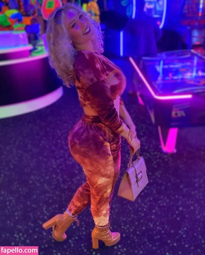 Nikkita Lyons Onlyfans Photo Gallery 