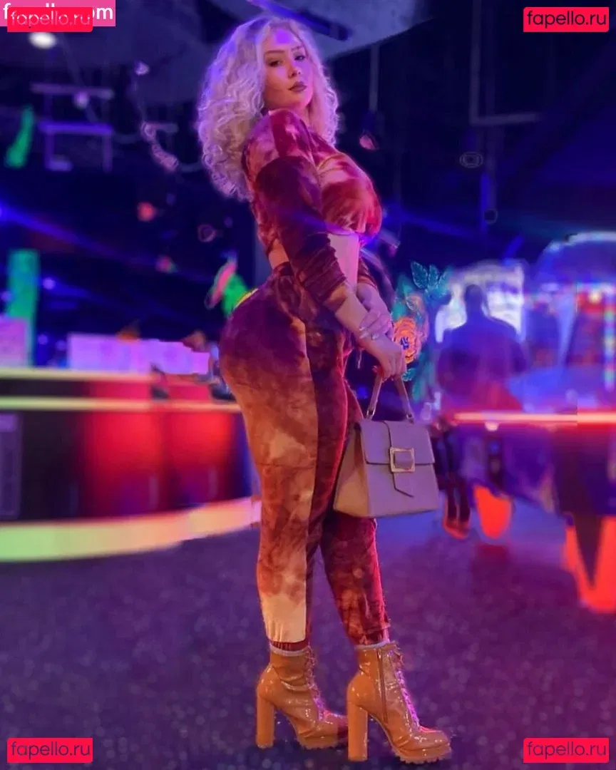 Nikkita Lyons Onlyfans Photo Gallery 