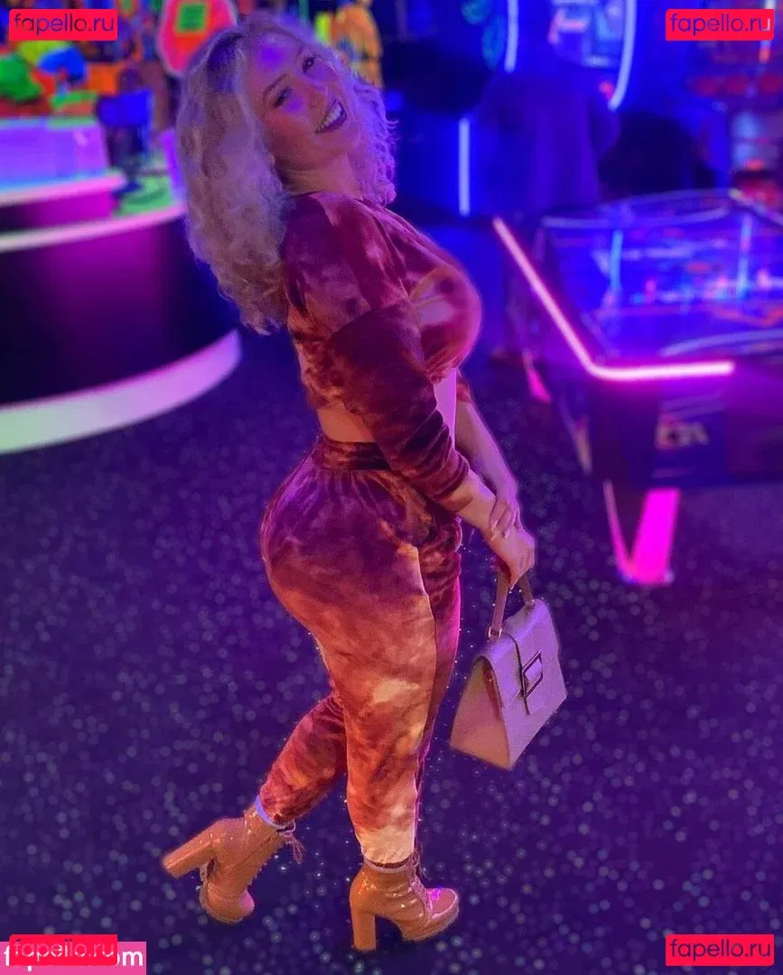 Nikkita Lyons Onlyfans Photo Gallery 