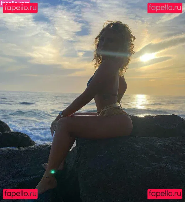 Nikkita Lyons Onlyfans Photo Gallery 