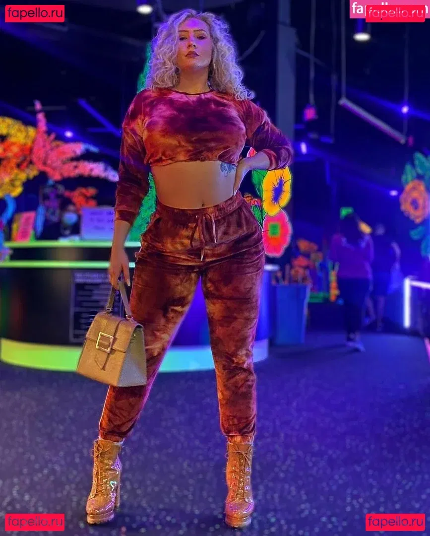 Nikkita Lyons Onlyfans Photo Gallery 