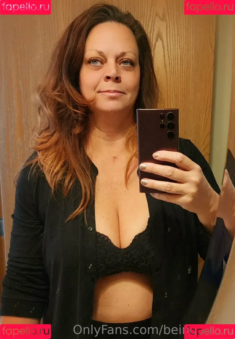 beingapara Onlyfans Photo Gallery 