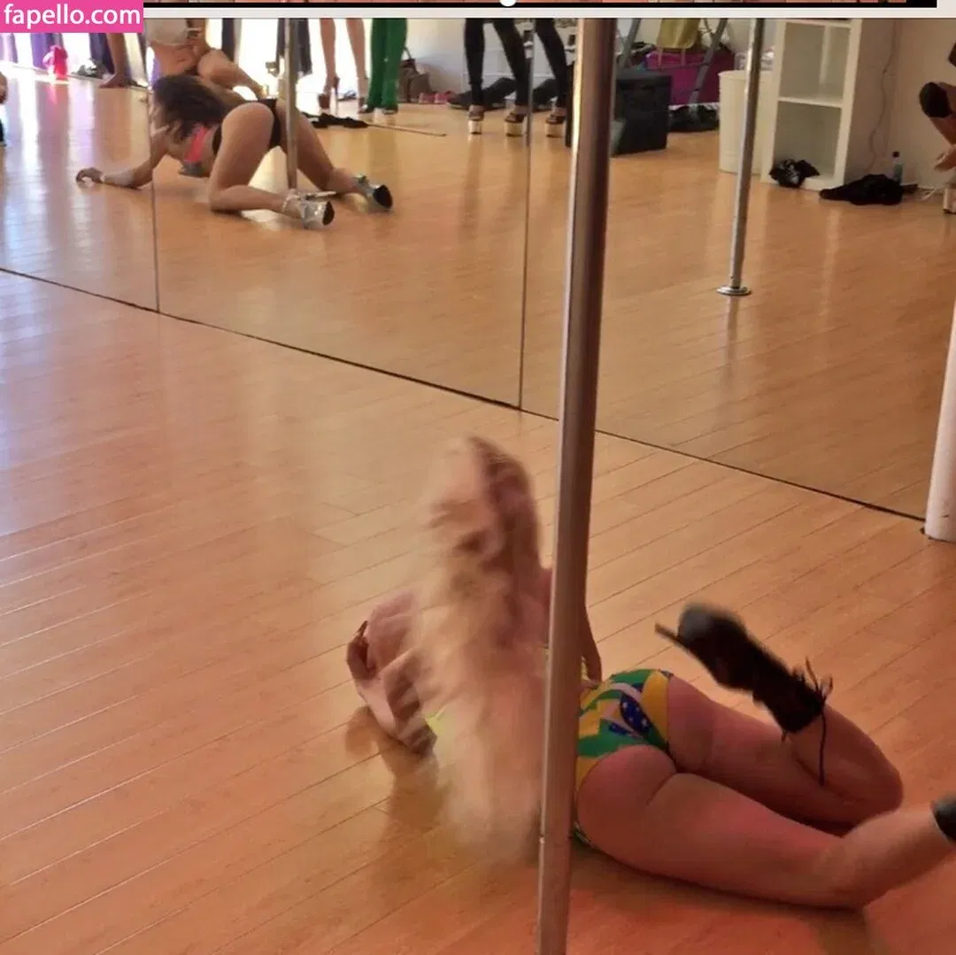 nikkidelano Onlyfans Photo Gallery 