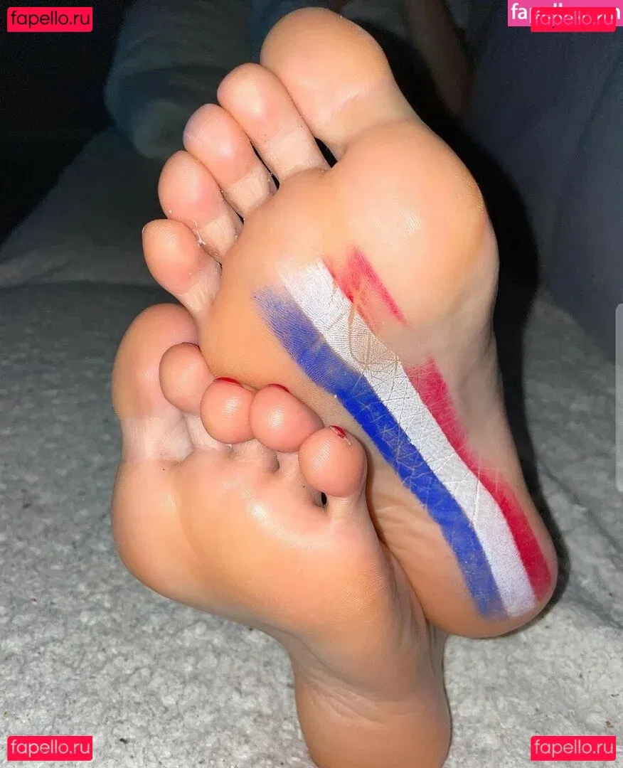 Rooxaanee Feet Onlyfans Photo Gallery 