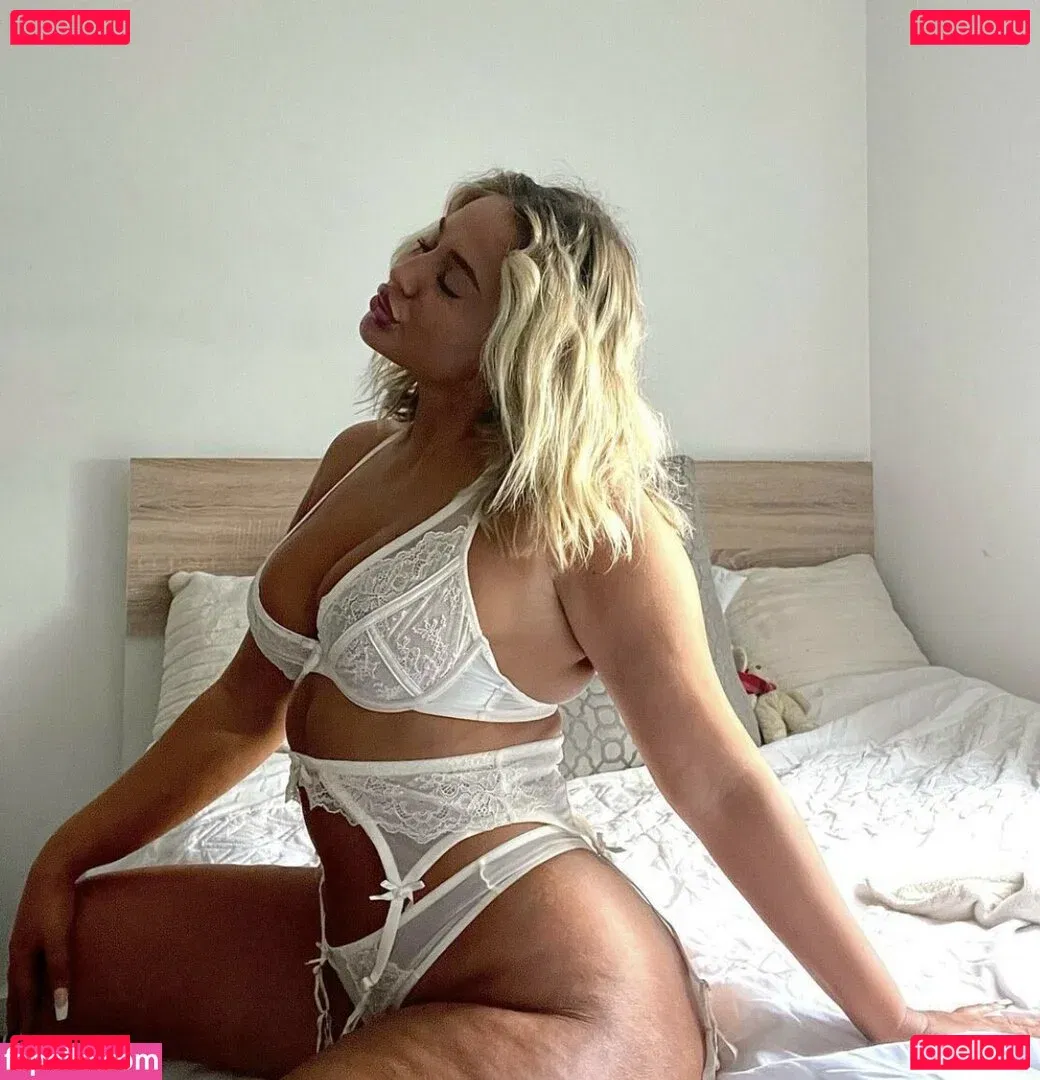 Rowena Violet Onlyfans Photo Gallery 