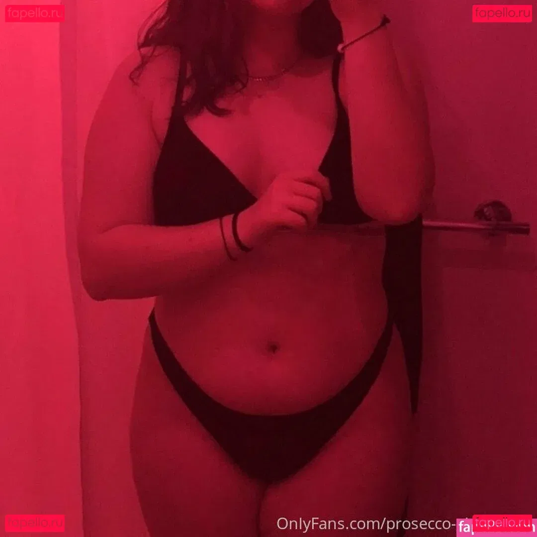 prosecco-glazed-lips Onlyfans Photo Gallery 