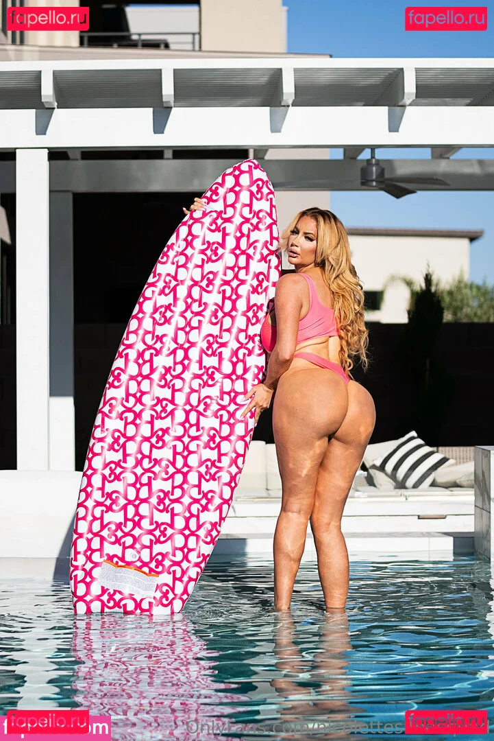 nicolettesheasquad Onlyfans Photo Gallery 