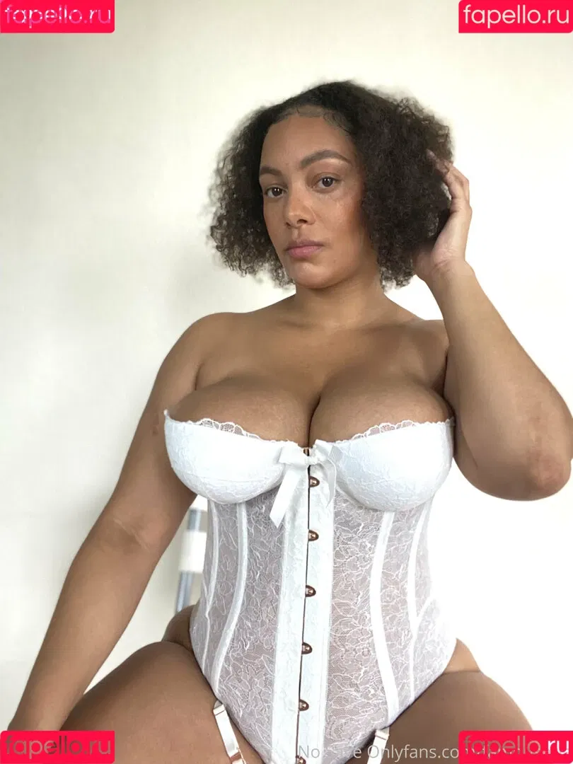 famousaria Onlyfans Photo Gallery 