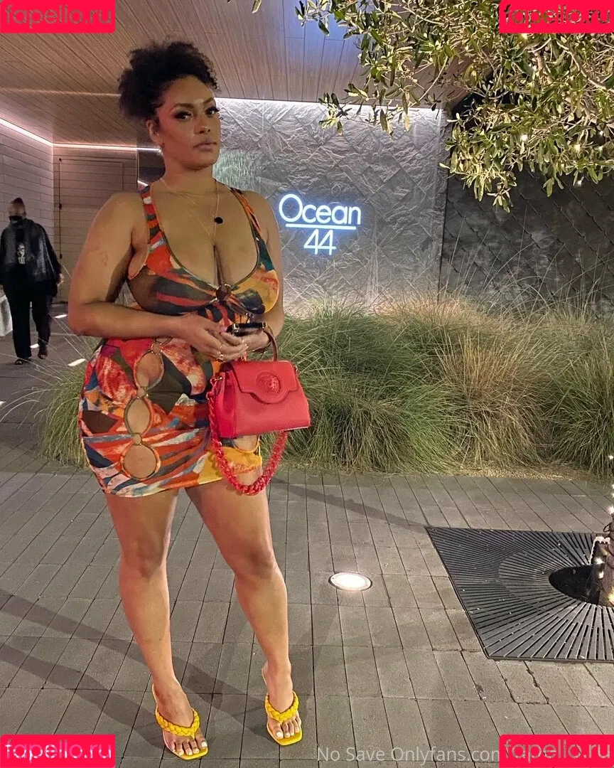 famousaria Onlyfans Photo Gallery 