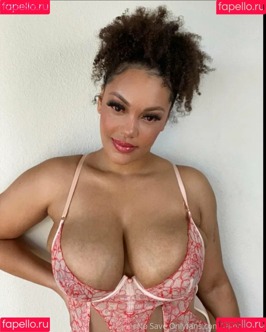 famousaria Onlyfans Photo Gallery 