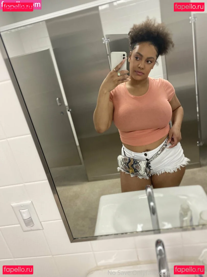 famousaria Onlyfans Photo Gallery 