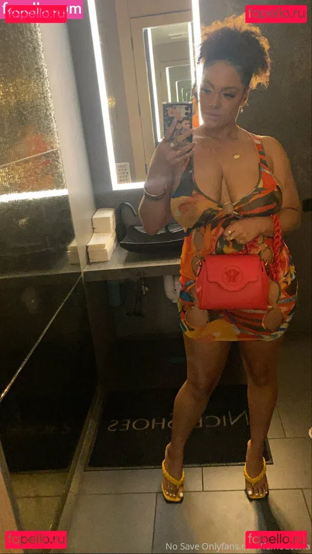 famousaria Onlyfans Photo Gallery 