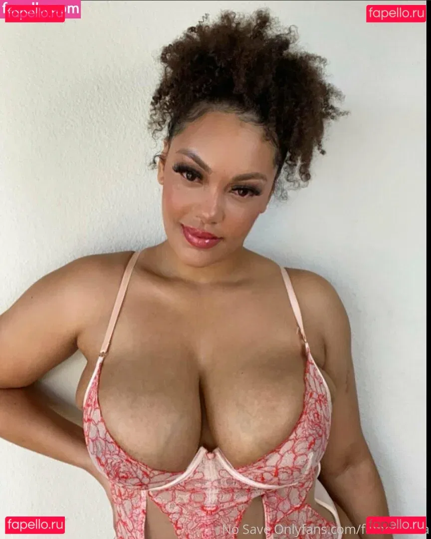 famousaria Onlyfans Photo Gallery 