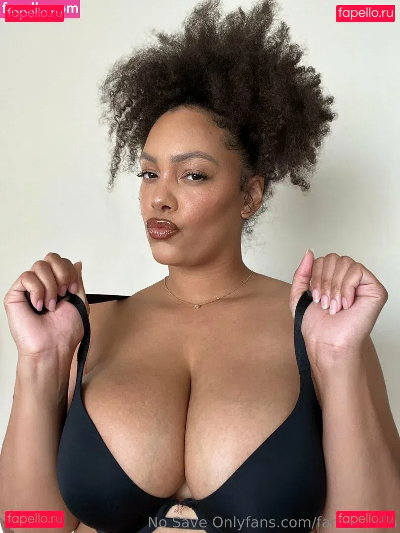 famousaria Onlyfans Photo Gallery 