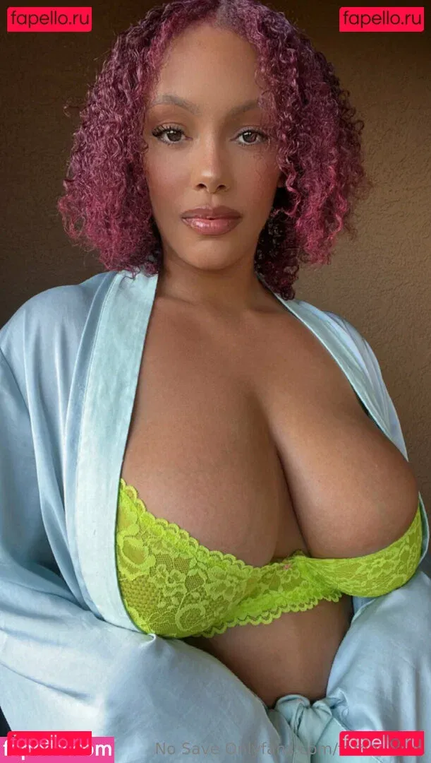 famousaria Onlyfans Photo Gallery 