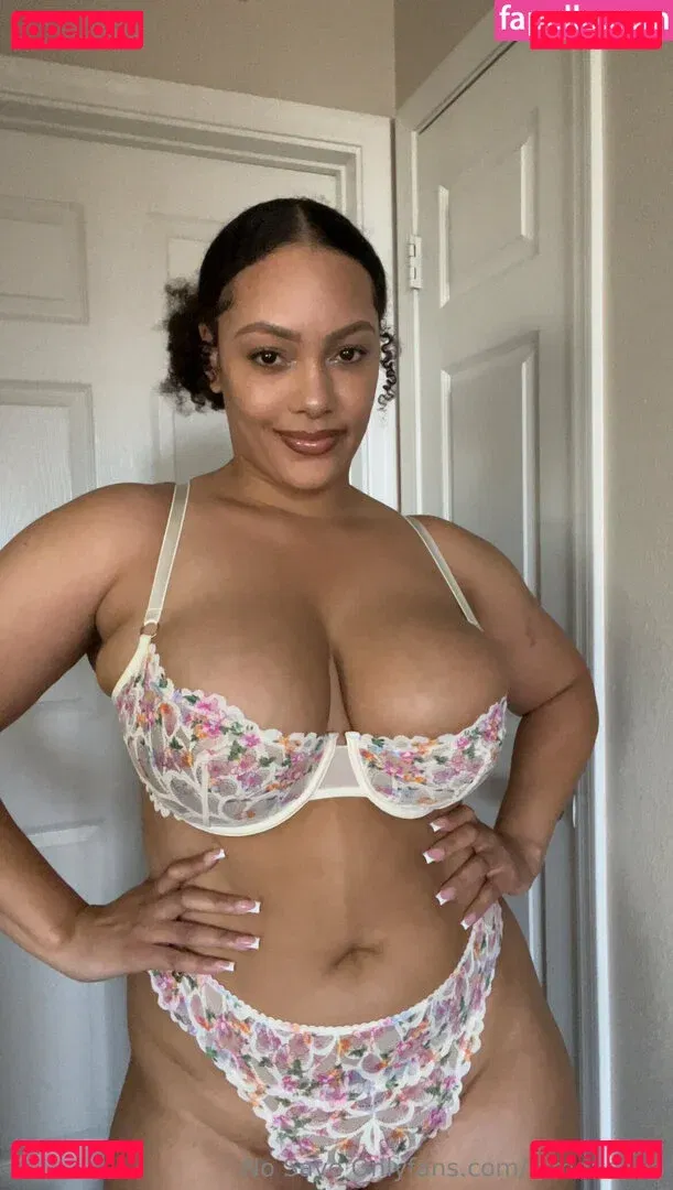 famousaria Onlyfans Photo Gallery 