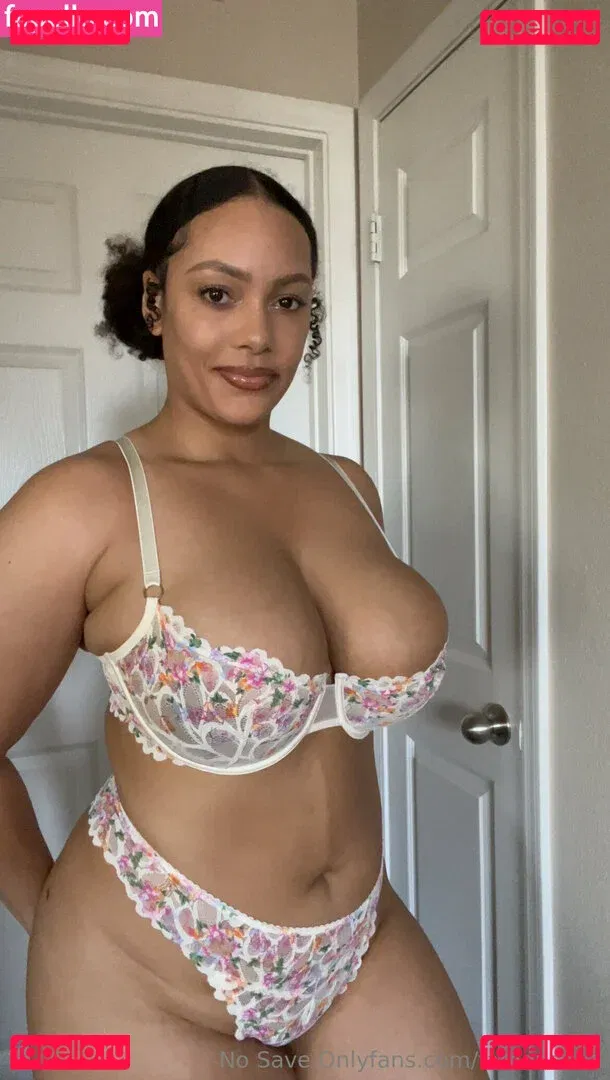 famousaria Onlyfans Photo Gallery 