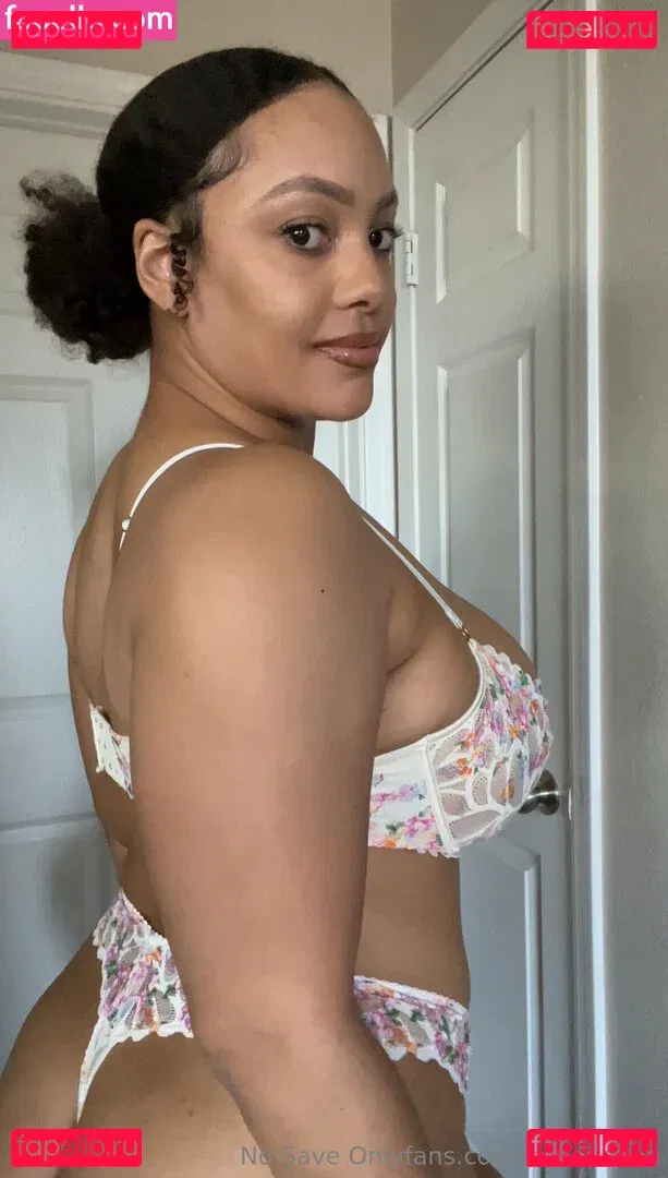 famousaria Onlyfans Photo Gallery 