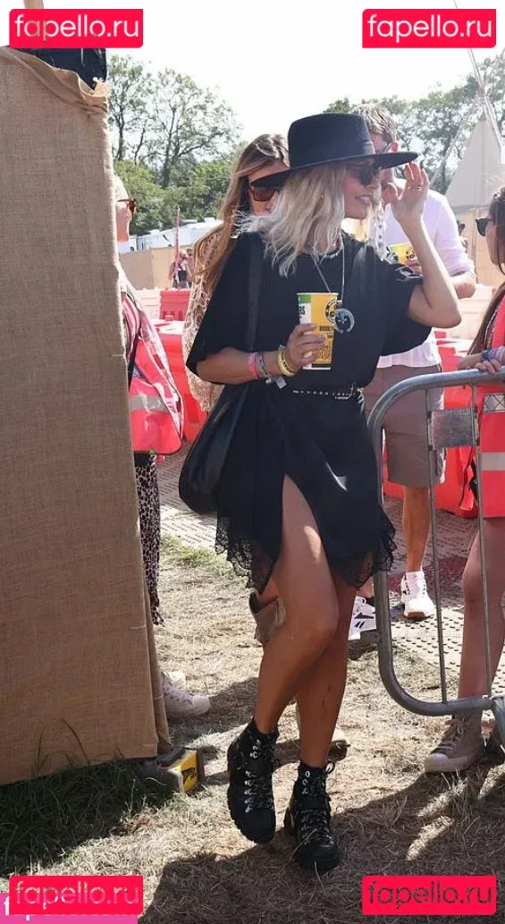 Holly Willoughby Onlyfans Photo Gallery 