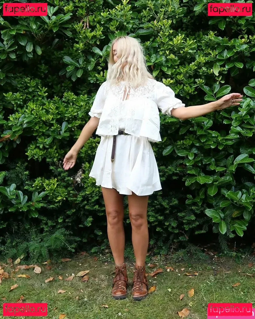 Holly Willoughby Onlyfans Photo Gallery 