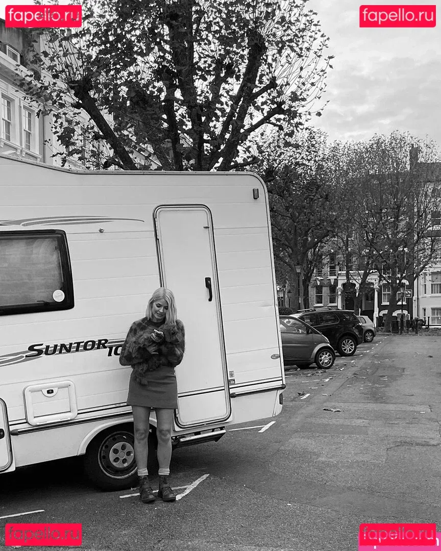 Holly Willoughby Onlyfans Photo Gallery 