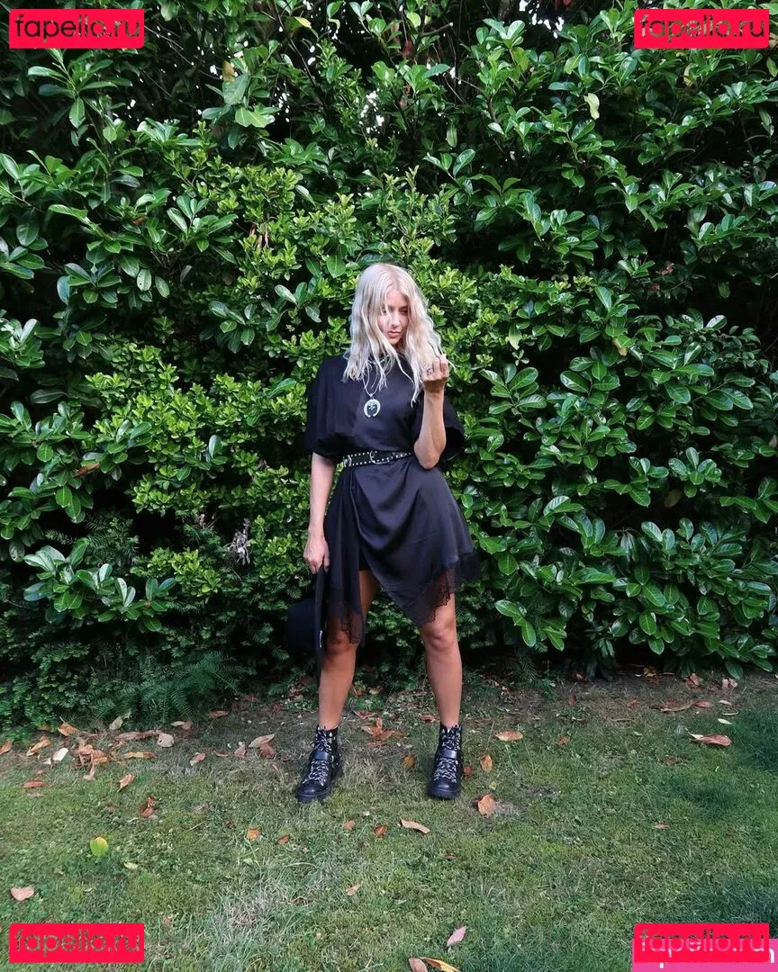 Holly Willoughby Onlyfans Photo Gallery 