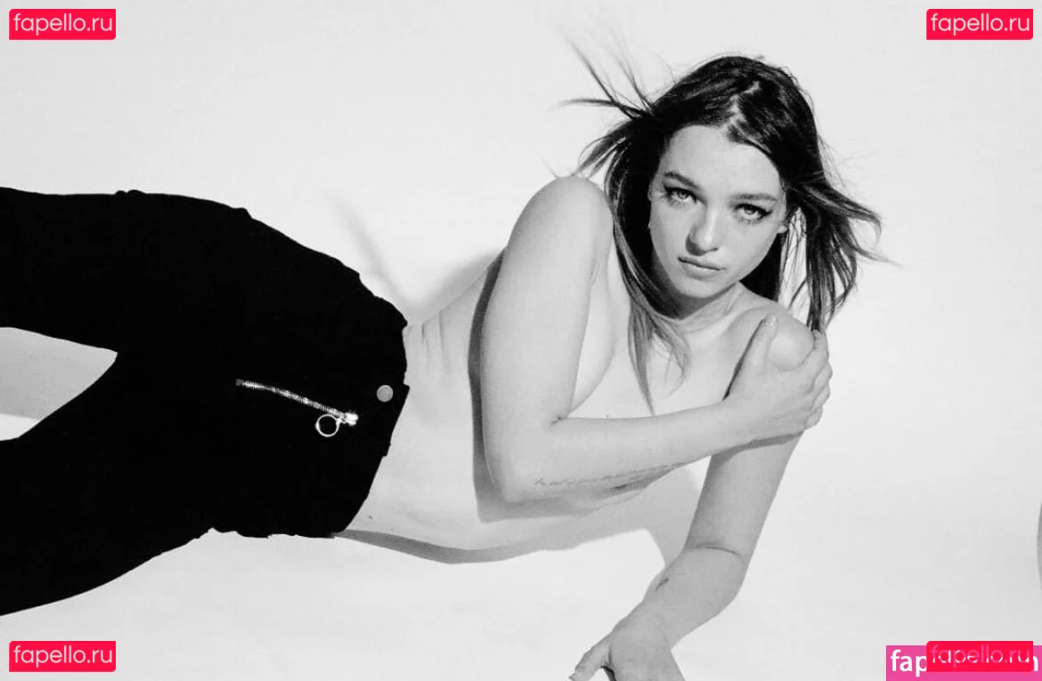 Esme Creed-Miles Onlyfans Photo Gallery 