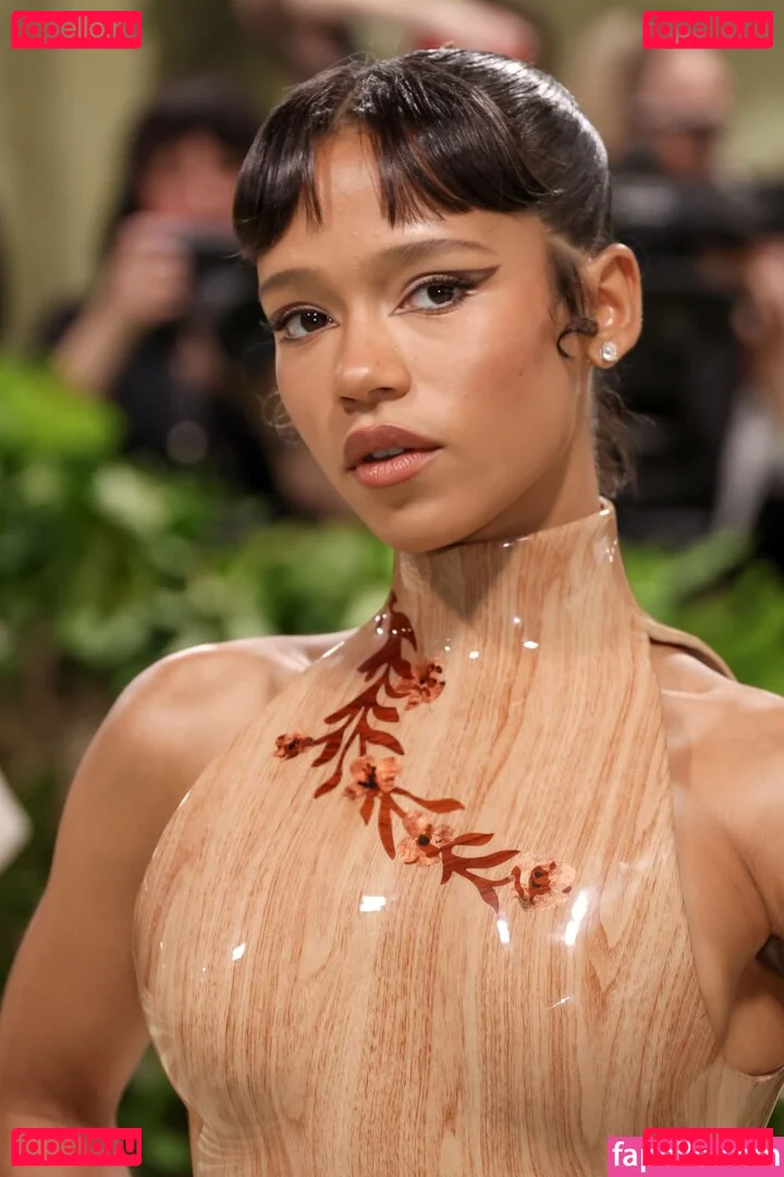 Taylor Russell Onlyfans Photo Gallery 