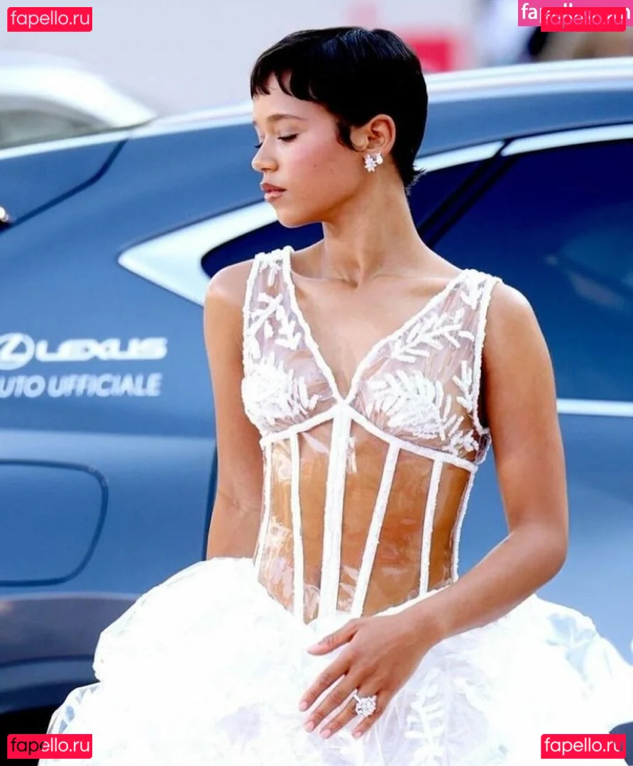 Taylor Russell Onlyfans Photo Gallery 