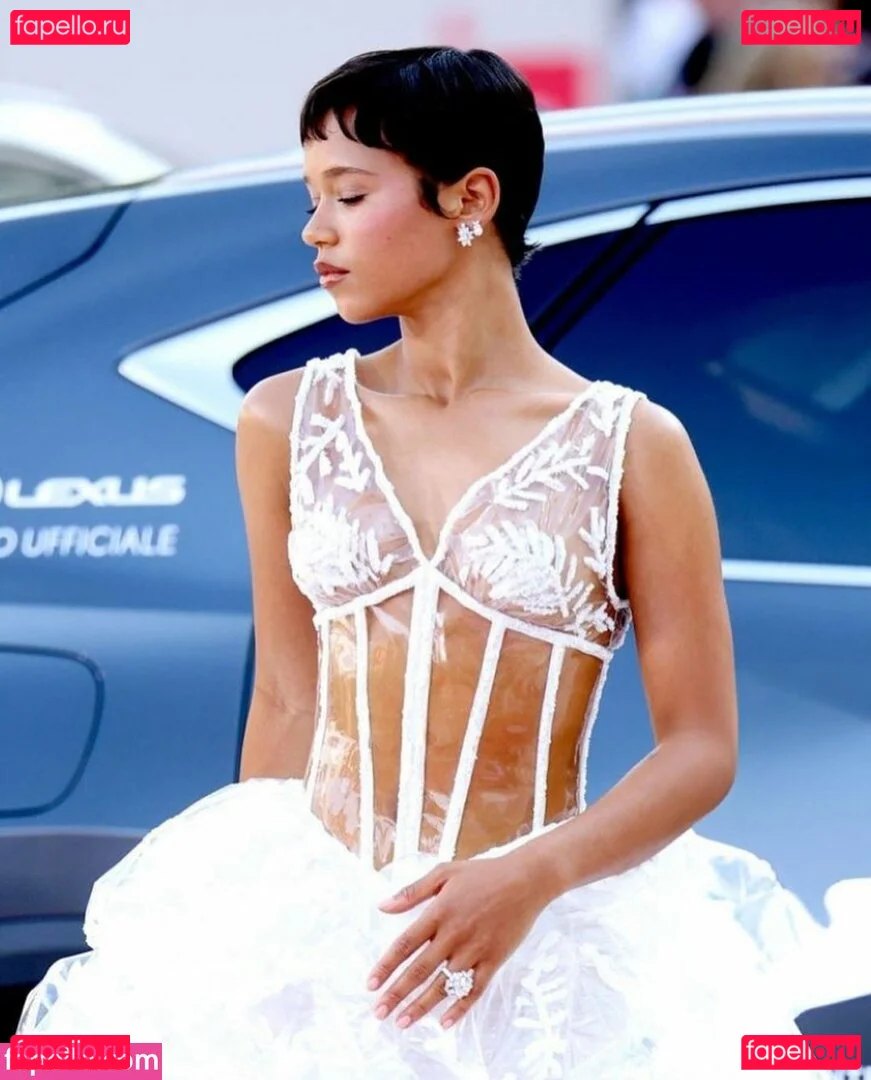 Taylor Russell Onlyfans Photo Gallery 