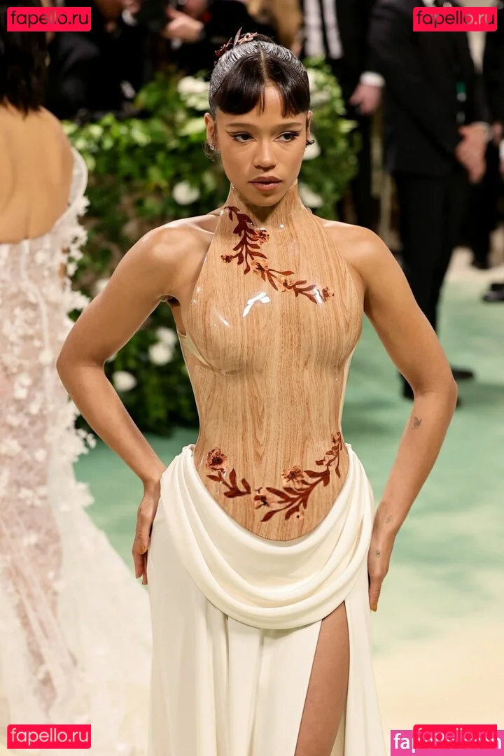 Taylor Russell Onlyfans Photo Gallery 